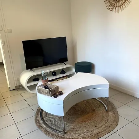 بيت للعطل Charming House With Terrace لافال