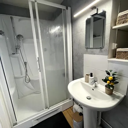 Charming House With Terrace بيت للعطل