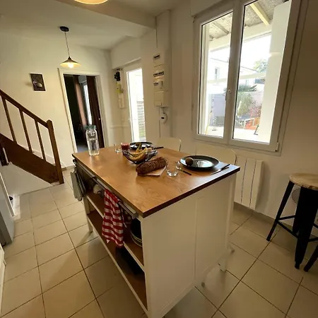 Charming House With Terrace بيت للعطل