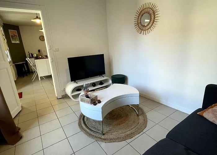 Charming House With Terrace לאבאל