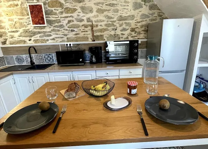 Charming House With Terrace לאבאל