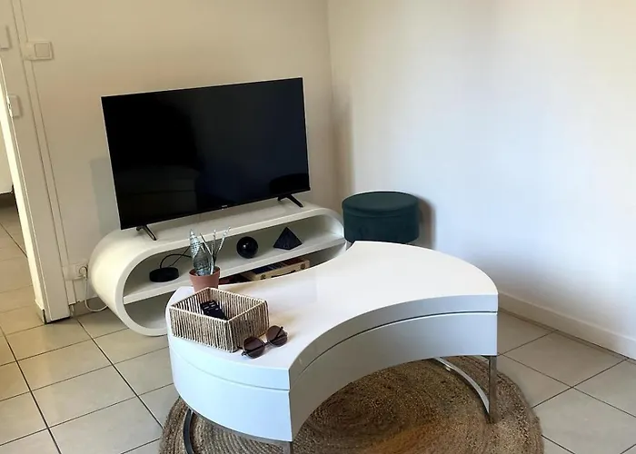 בית נופש Charming House With Terrace לאבאל