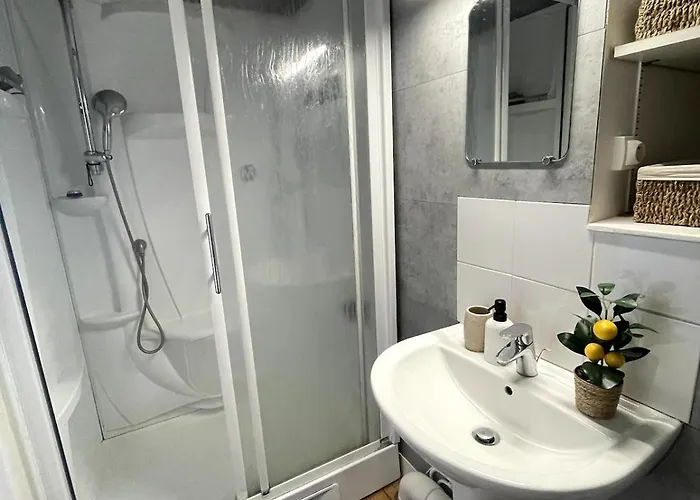 Charming House With Terrace בית נופש