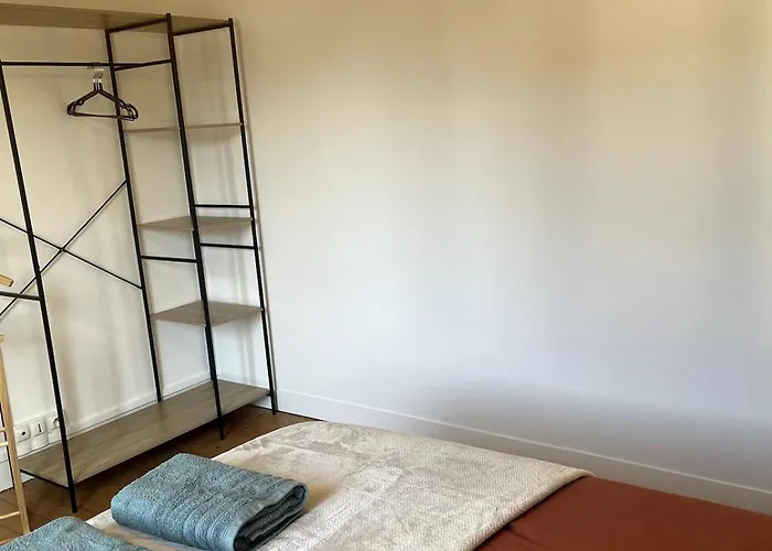 בית נופש Charming House With Terrace לאבאל