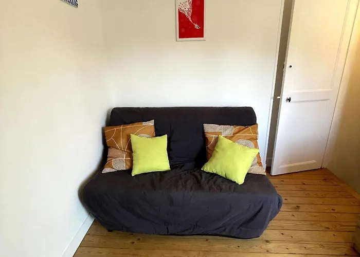 בית נופש Charming House With Terrace לאבאל