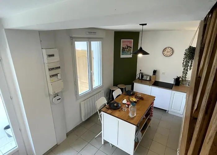 בית נופש Charming House With Terrace לאבאל