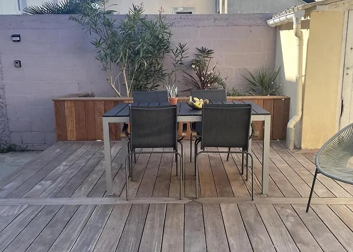 Charming House With Terrace בית נופש לאבאל