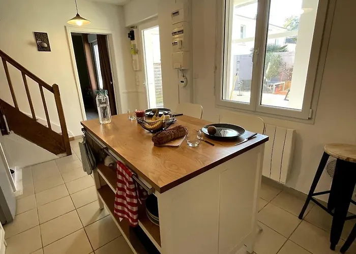 Charming House With Terrace בית נופש