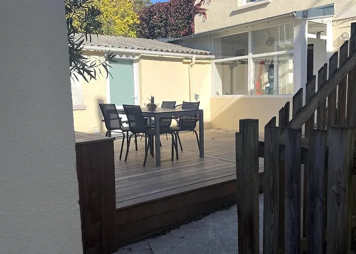 Charming House With Terrace לאבאל