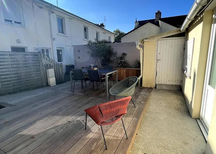 Charming House With Terrace לאבאל